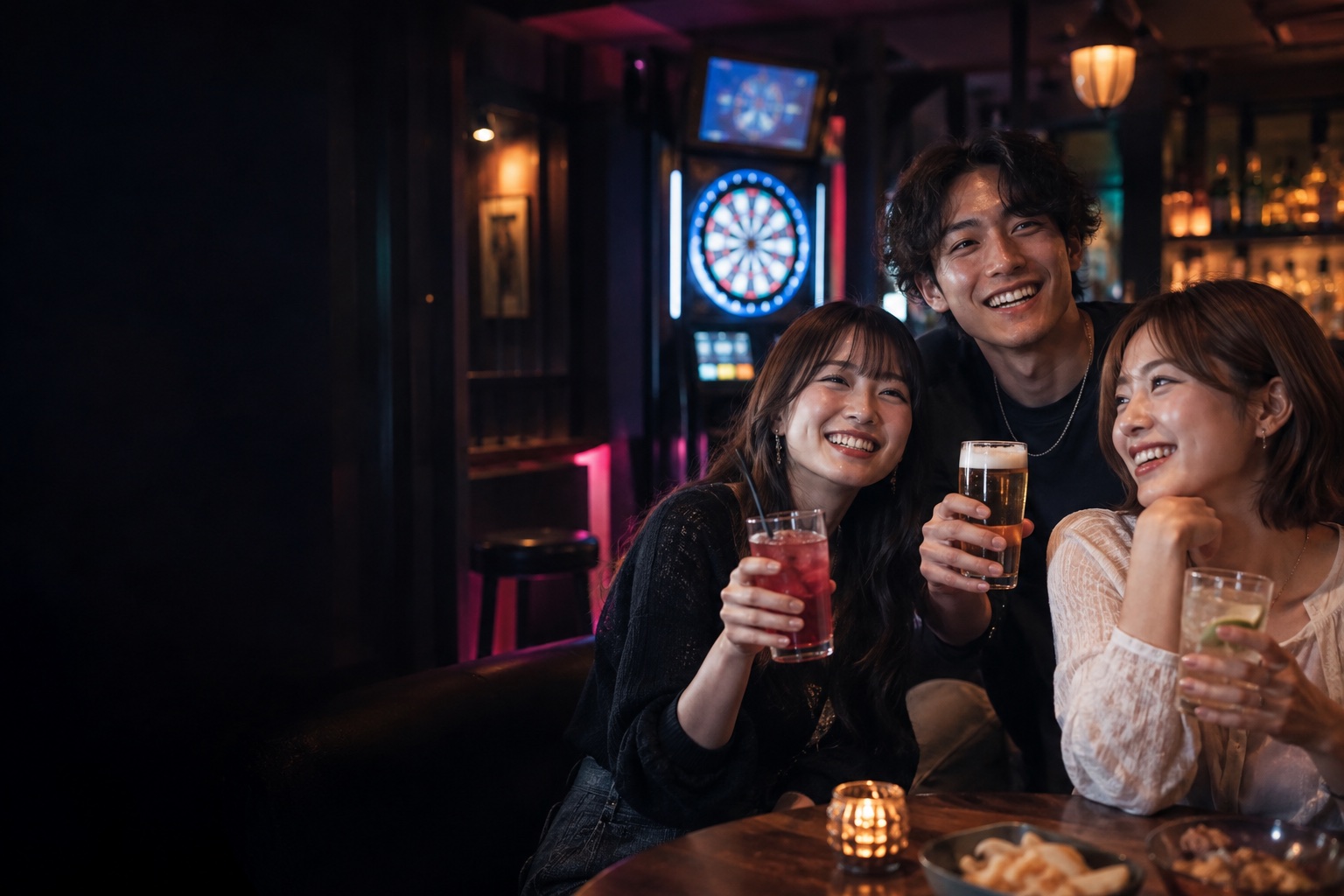 ダーツバーを楽しむ20代の友人たちのイメージ写真